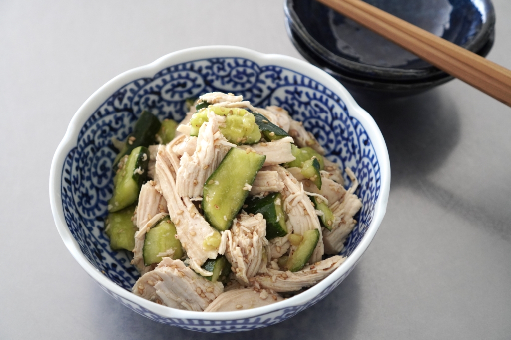 レンジで簡単！蒸し鶏と叩ききゅうりのナムル