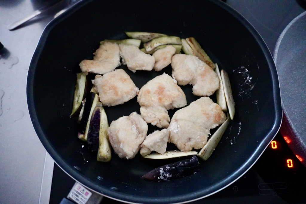 鶏むね肉となすのさっぱりおろしタレ