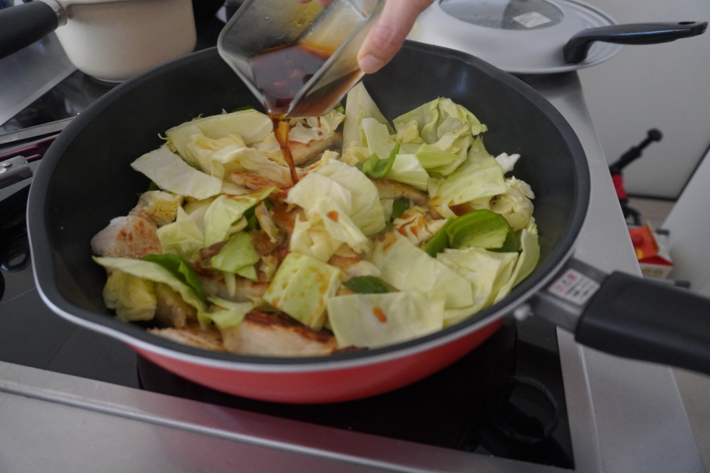 鶏もも肉とキャベツのガーリックバター醤油