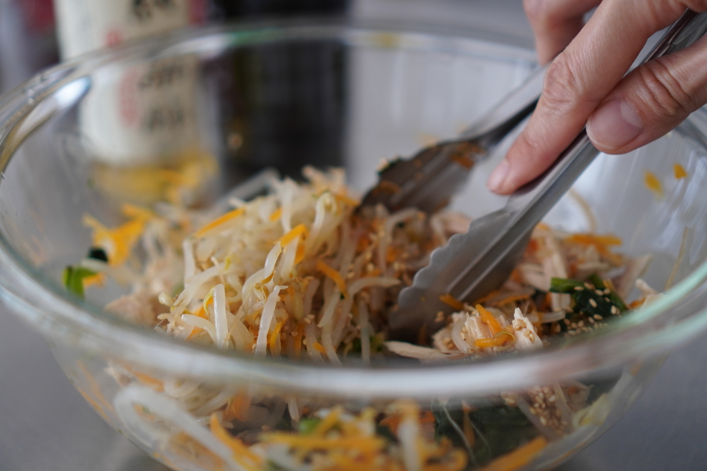 レンジで簡単！蒸し鶏ともやしのナムル