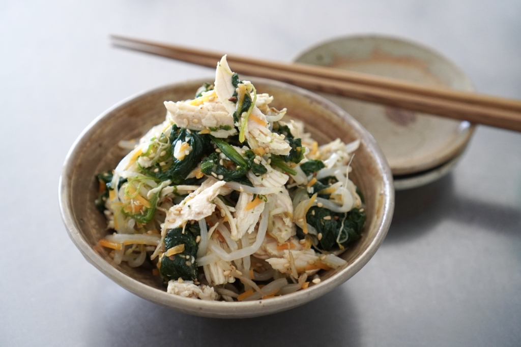 レンジで簡単！蒸し鶏ともやしのナムル