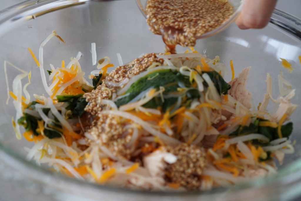 レンジで簡単！蒸し鶏ともやしのナムル