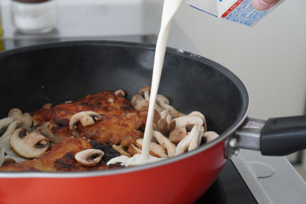 鶏肉ときのこのトマトクリーム煮