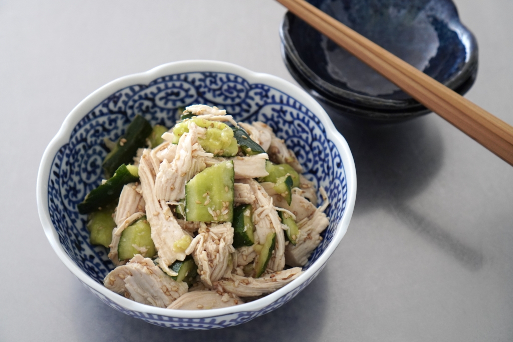 レンジで簡単蒸し鶏と叩ききゅうりのナムル