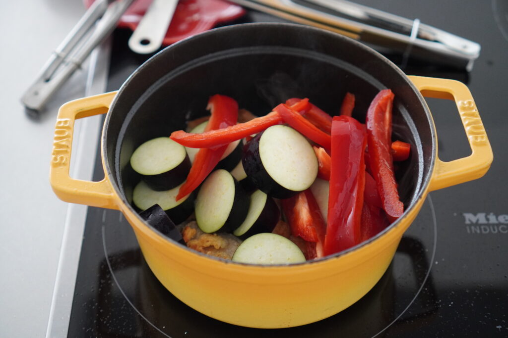 鶏肉のトマト煮込み〜すりおろし野菜が決め手！