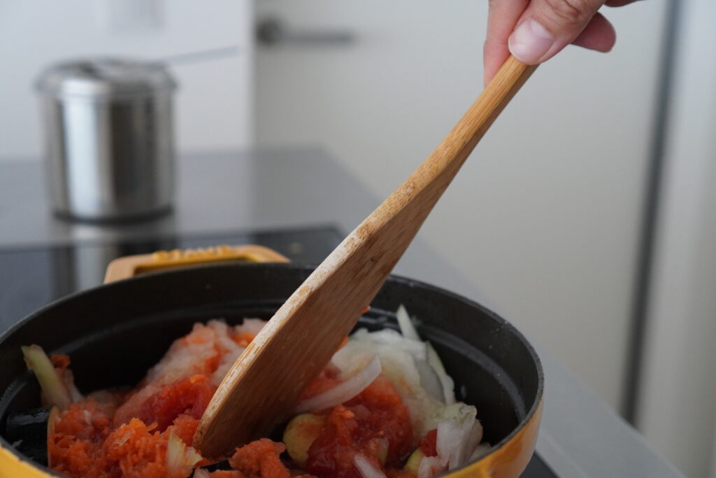 鶏肉のトマト煮込み〜すりおろし野菜が決め手！