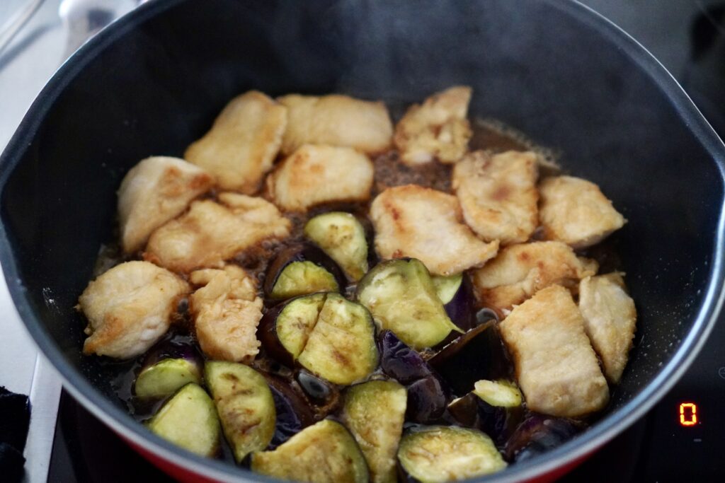 鶏肉となすの黒酢タレ