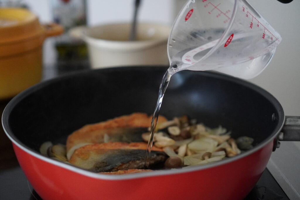 フライパンで簡単！鮭のチーズトマト煮