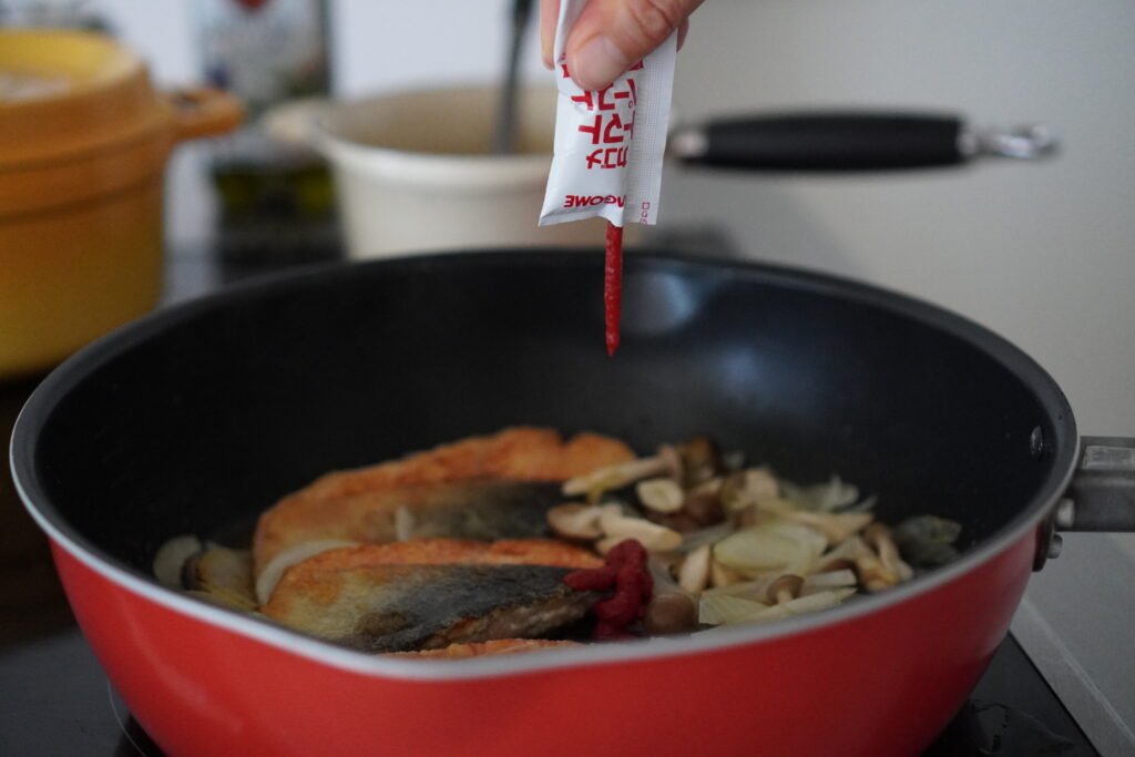 フライパンで簡単！鮭のチーズトマト煮