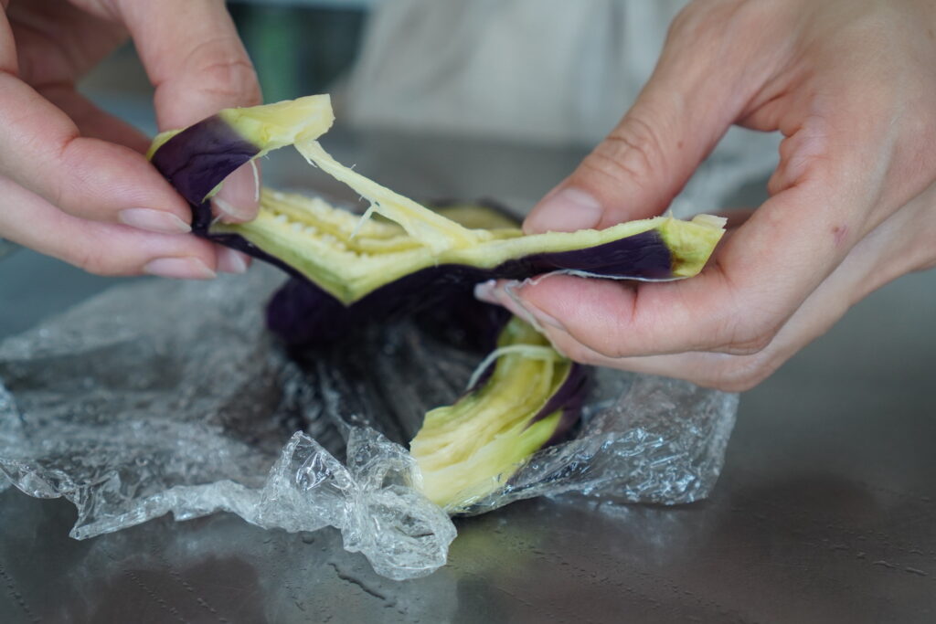 レンジで簡単！蒸しなすとトマトのごまだれ