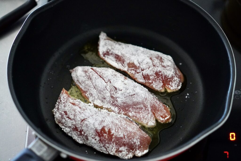 フライパンで簡単！鮭のチーズトマト煮