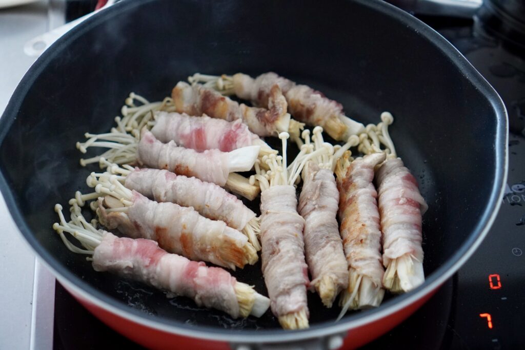 食感がたまらないえのき肉巻き