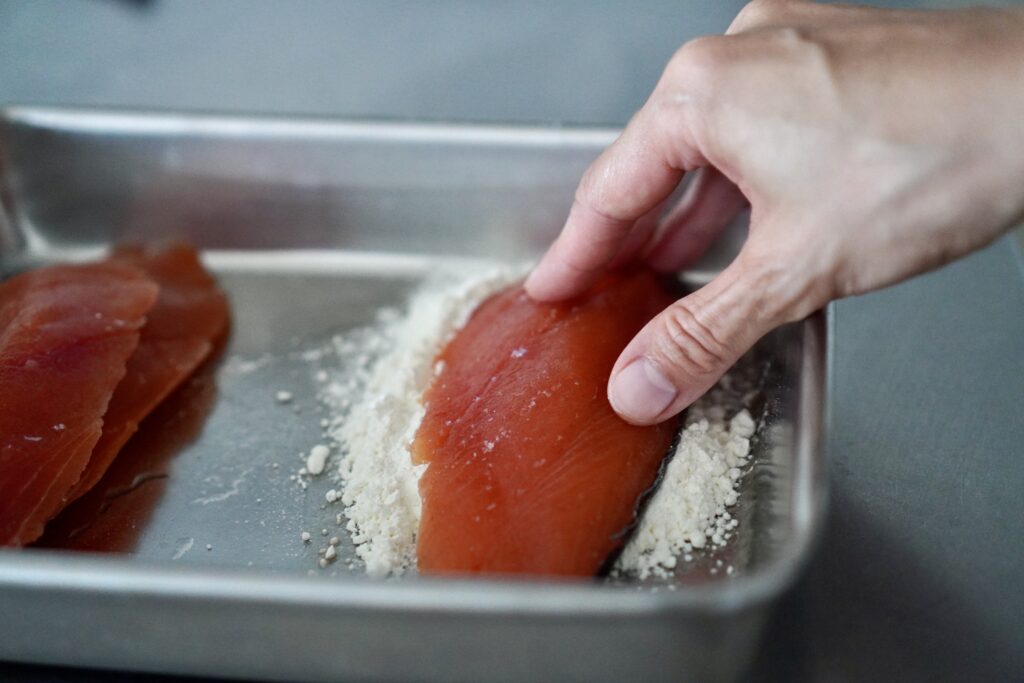 フライパンで簡単！鮭のチーズトマト煮