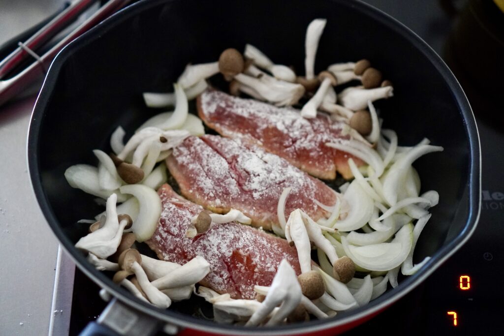 フライパンで簡単！鮭のチーズトマト煮