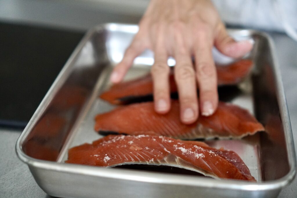 フライパンで簡単！鮭のチーズトマト煮