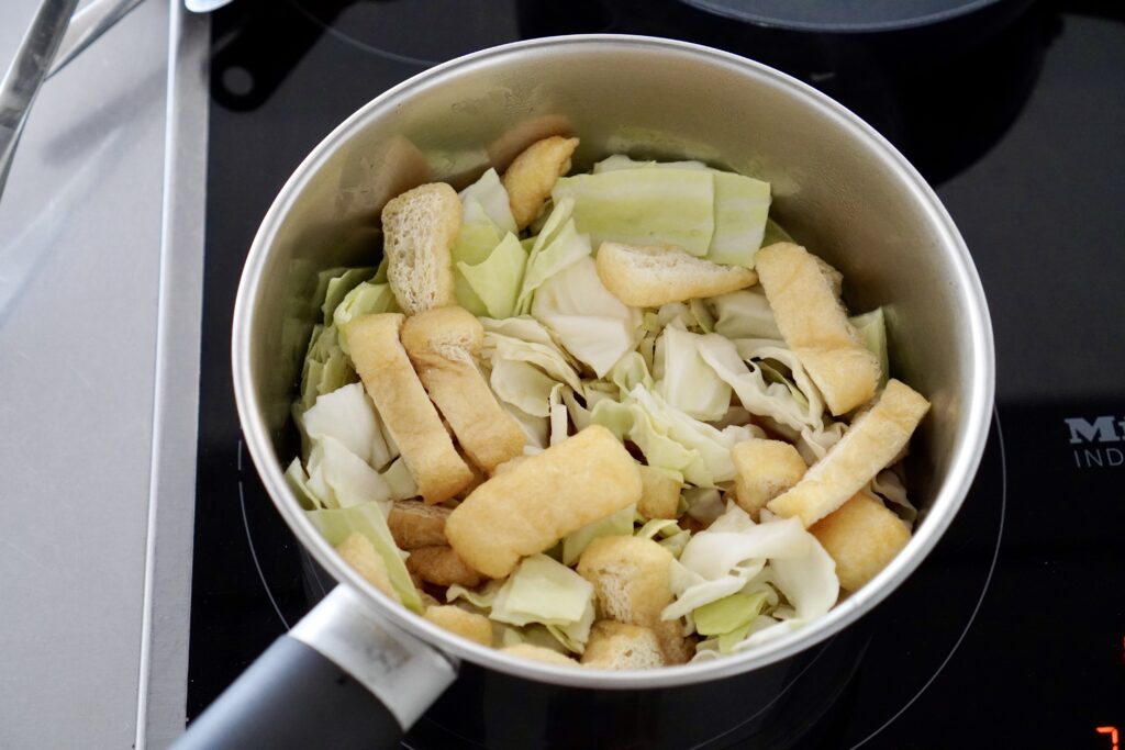 たまに食べたくなるキャベツと油揚げの煮物