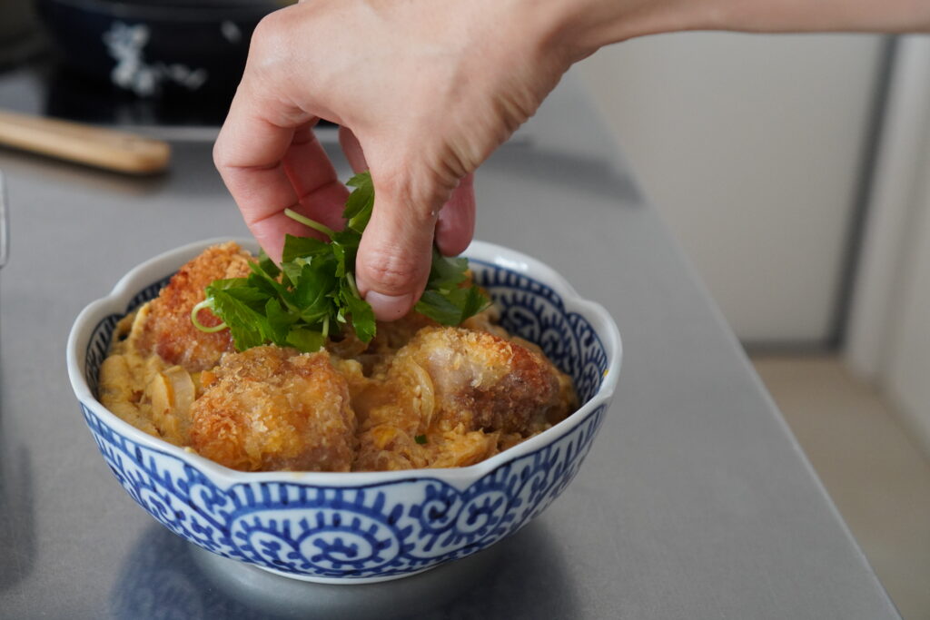 とろーり卵のふわふわ豚こまボールカツ丼