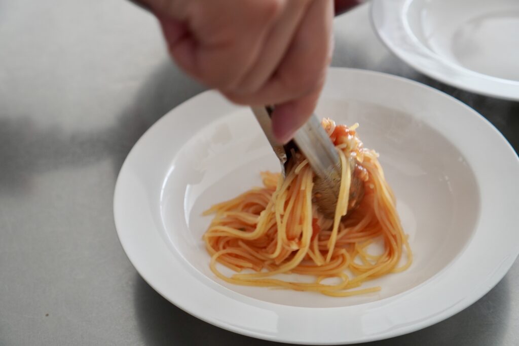 シーフードミックスで誰でも褒められ味に！魚介のトマトソースパスタ