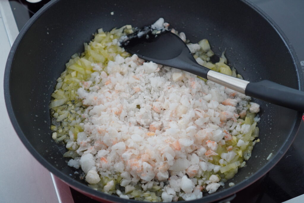 シーフードミックスで誰でも褒められ味に！魚介のトマトソースパスタ