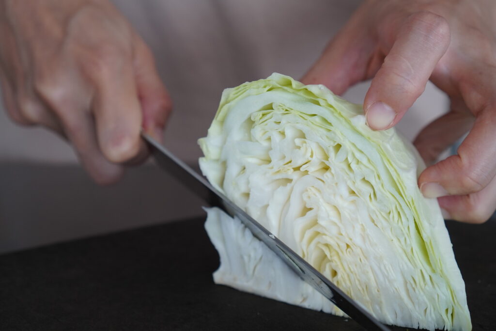 たまに食べたくなるキャベツと油揚げの煮物