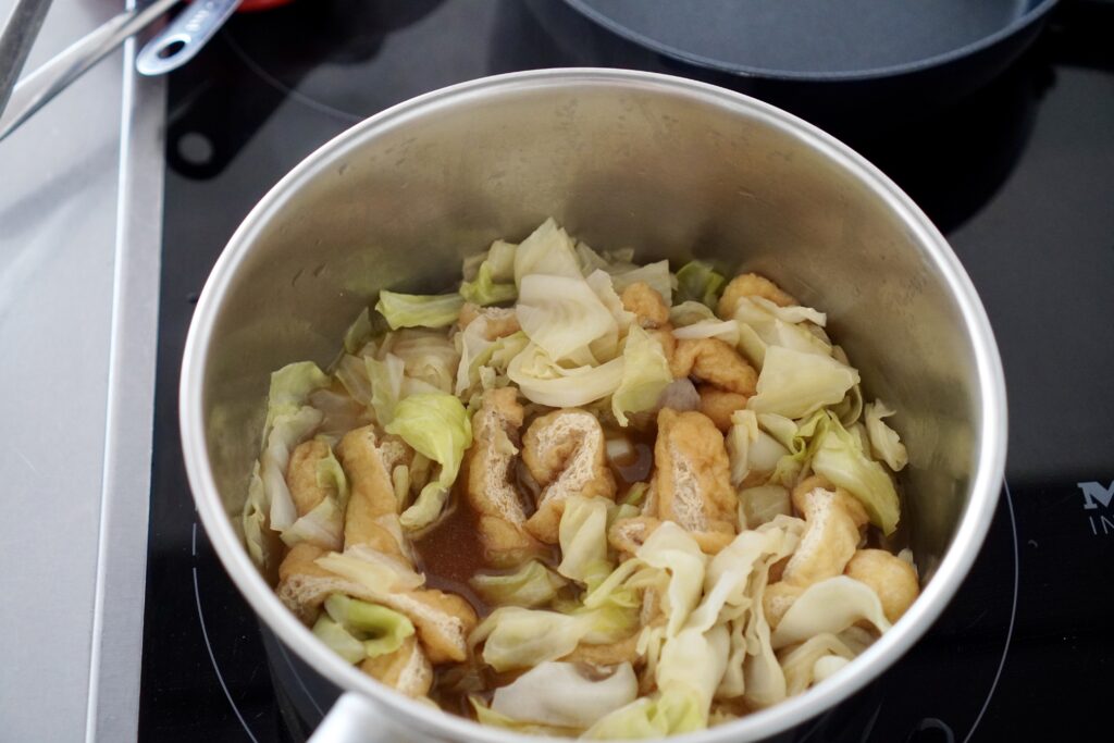 たまに食べたくなるキャベツと油揚げの煮物