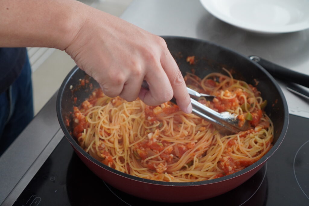 シーフードミックスで誰でも褒められ味に！魚介のトマトソースパスタ