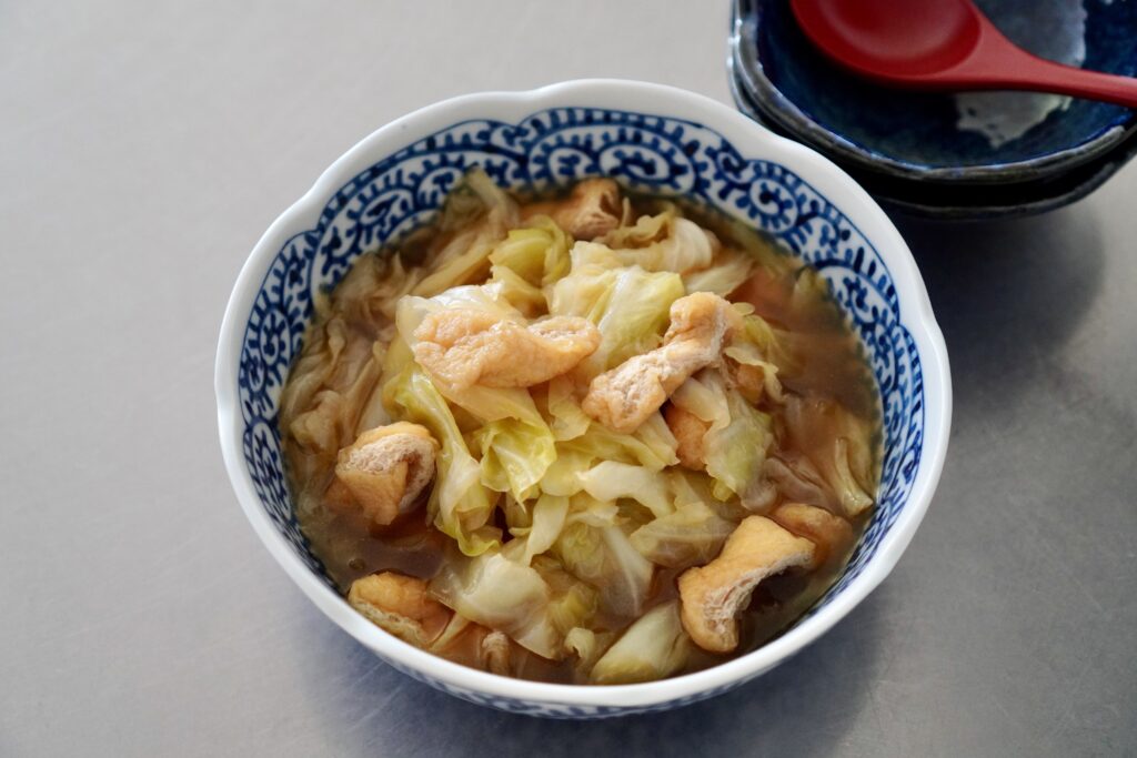 たまに食べたくなるキャベツと油揚げの煮物