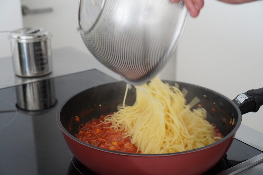 シーフードミックスで誰でも褒められ味に！魚介のトマトソースパスタ