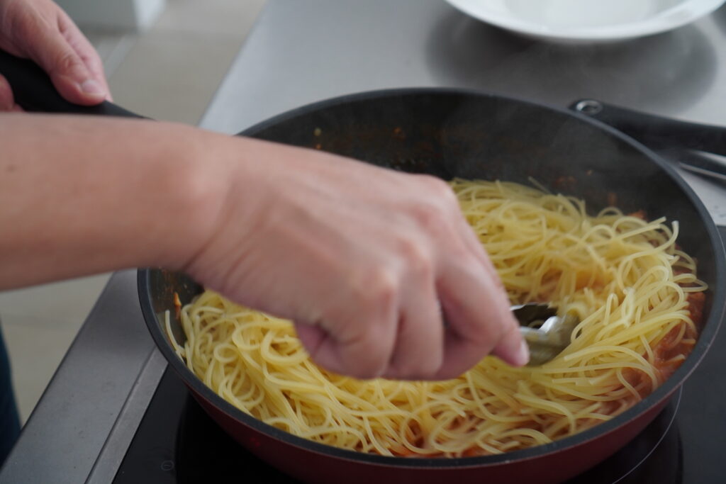 シーフードミックスで誰でも褒められ味に！魚介のトマトソースパスタ