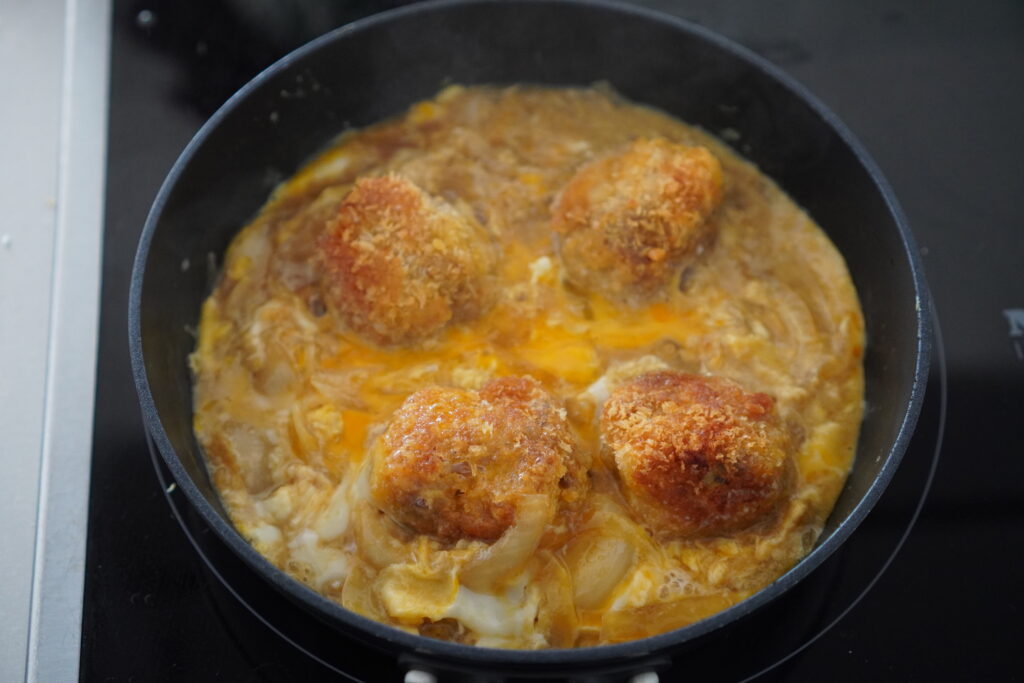 とろーり卵のふわふわ豚こまボールカツ丼