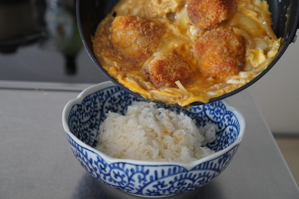 とろーり卵のふわふわ豚こまボールカツ丼