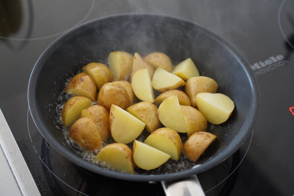 材料3つ！簡単でハマるじゃがいものカレー粉炒めのレシピ