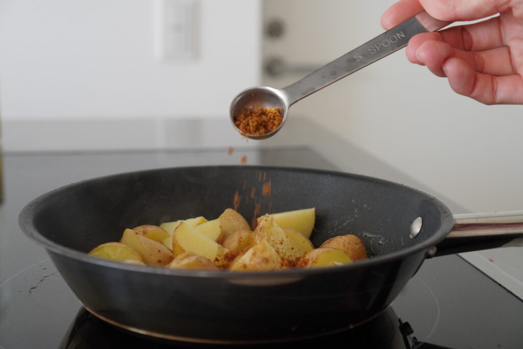 材料3つ！簡単でハマるじゃがいものカレー粉炒めのレシピ